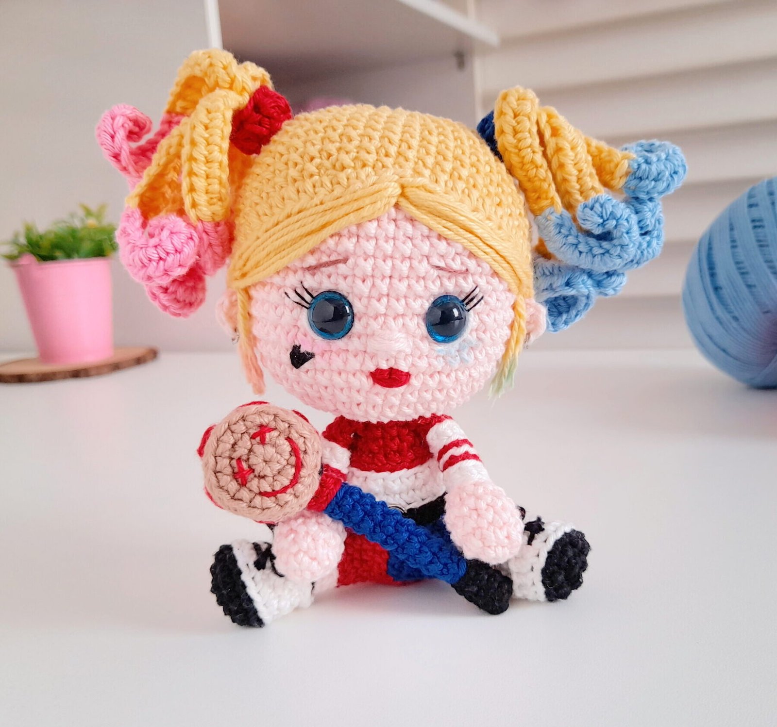 Arlequina  Bichinhos de croche, Crochê, Boneca amigurumi